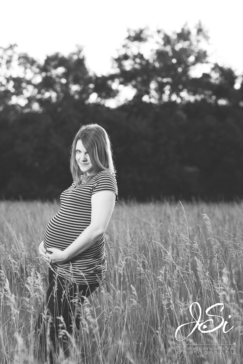 kansas city sweet outdoor baby bump session picture