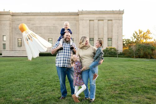 relaxed family photo at the nelson nelson atkins
