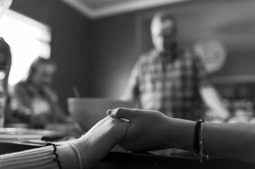 Kansas City family storyteller documentary photographer family praying at dinner