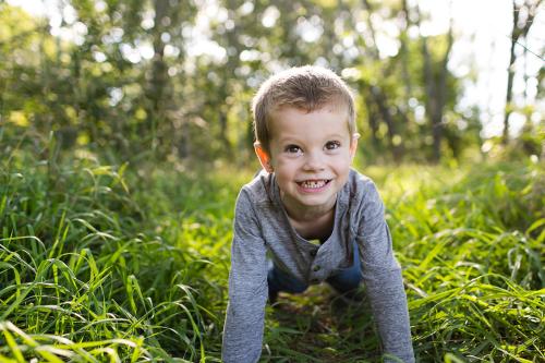 cute photo smiling boy during stressless family pictures session