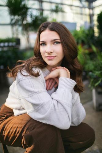 kansas city senior pictures in a greenhouse